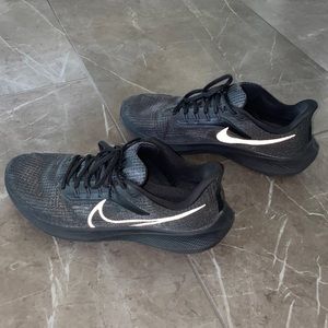 Men’s Nike Black Shoes, Size 11